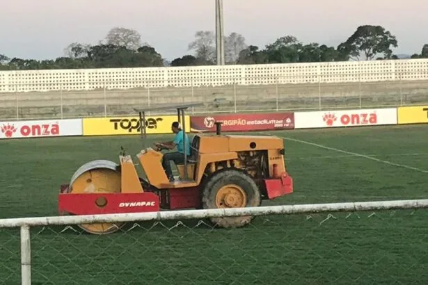 Após críticas, gramado do Titão recebe ajustes
