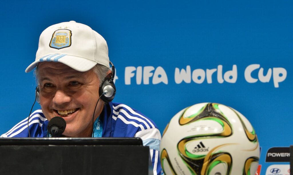 Ex-treinador-da-seleção-argentina-é-internado-após-saber-da-morte-de-Maradona