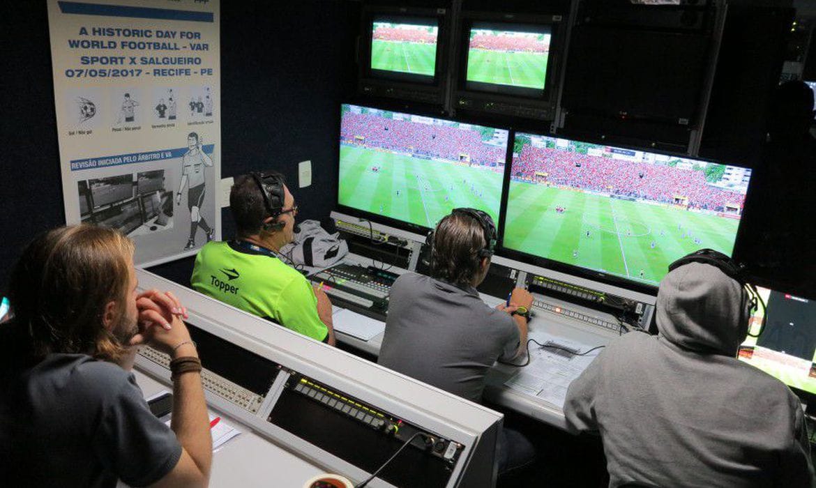 Fifa pede visual melhor no VAR para ajudar árbitros com impedimentos