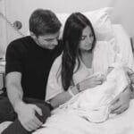 Kelly Piquet e Max Verstappen anunciam nascimento da primeira filha, Lily