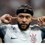 Memphis Depay reage a críticas e desconversa sobre renovação contratual com o Corinthians