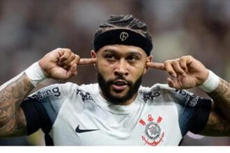 Memphis Depay reage a críticas e desconversa sobre renovação contratual com o Corinthians