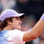 Brasileiro Roland Garros: João Fonseca dá show em estreia e vence top 30 do mundo