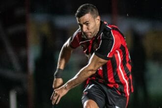 Vitória recebe transfer ban da Fifa por dívida na contratação de Cáceres