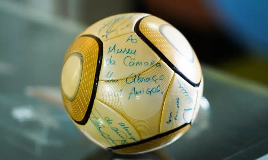 Ministro Moraes vota por condenar acusado de furtar bola autografada por Neymar