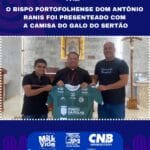 Dom Antônio Ranis recebe camisa do Guarany, símbolo do “Galo do Sertão” de Porto da Folha