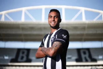 Falcon anuncia meia Menezes ex-Vasco como reforço para a Copa Governo do Estado