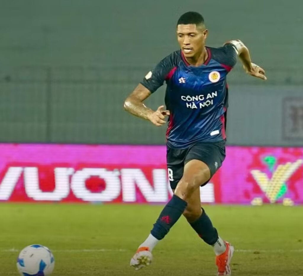 Ex-Itabaiana, volante Vitão é campeão na sua primeira temporada no futebol vietnamita
