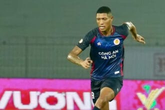 Ex-Itabaiana, volante Vitão é campeão na sua primeira temporada no futebol vietnamita