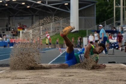 Brasil brilha na Universíade: João Pedro Azevedo conquista Bronze no Salto Triplo