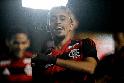 Flamengo volta atrás em venda de Matheus Gonçalves, e jogador descobre durante jogo