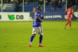 Jogador profissional mais velho do Brasil pode ser campeão aos 53 anos
