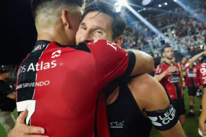 Segurança de Messi entra em campo e empurra adversários após provocação do craque