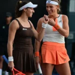 Dupla de Stefani vira sobre atual campeã e vai à semi do WTA Finals