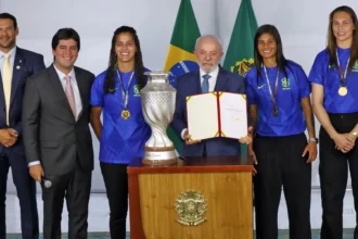 Lula diz que enviará projeto de lei para incentivar futebol feminino