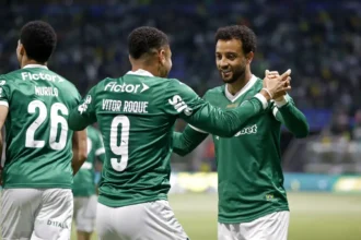 Brasileiro: Palmeiras joga no ritmo de Vitor Roque e goleia o Inter