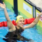 Carol Santiago é tricampeã mundial dos 100m costas em Singapura
