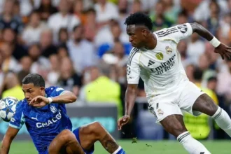 Xabi Alonso enaltece liderança de Vinícius Júnior e diz que banco não deve ser motivo de ofensa