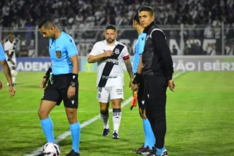 Elvis dedica gol da vitória da Ponte Preta à sobrinha internada em UTI