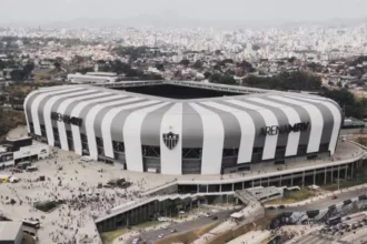 Atlético-MG afasta por um ano torcedor que entrou em campo para tirar selfie com Neymar