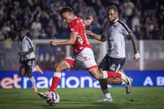 Paulo Turra planeja repetir escalação do Vila Nova diante do Athletico-PR