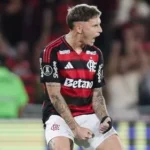 Samuel Lino protesta contra árbitro após vitória do Flamengo sobre o Estudiantes no Maracanã