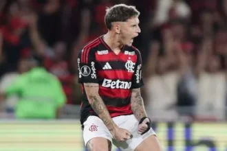 Samuel Lino protesta contra árbitro após vitória do Flamengo sobre o Estudiantes no Maracanã
