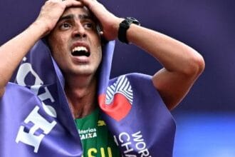 Caio Bonfim perde aliança no início da marcha e só percebe liderança ao cruzar a linha de chegada