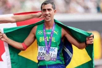 Caio Bonfim conquista ouro nos 20 km da marcha atlética e se torna brasileiro com mais medalhas em Mundiais