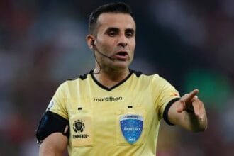 Árbitro chileno que marcou pênalti decisivo para o Estudiantes apitará duelo contra o Flamengo