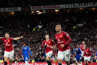 Casemiro marca, é expulso e Manchester United derrota Chelsea em Old Trafford