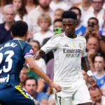 Vini Júnior demonstra irritação ao ser substituído por Xabi Alonso no Real Madrid