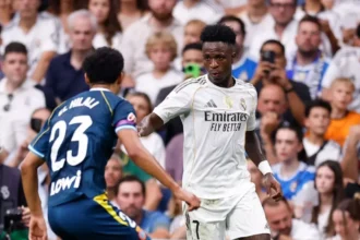 Vini Júnior demonstra irritação ao ser substituído por Xabi Alonso no Real Madrid