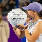 Swiatek vira sobre Alexandrova e conquista WTA 500 de Seul, dedicando troféu ao pai
