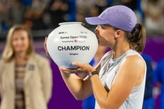 Swiatek vira sobre Alexandrova e conquista WTA 500 de Seul, dedicando troféu ao pai