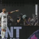 Logo da 7K é reduzido na camisa do Santos após pedido da torcida