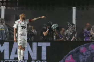 Logo da 7K é reduzido na camisa do Santos após pedido da torcida