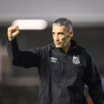 Vojvoda celebra vitória sobre o São Paulo, mira parte alta da tabela e quer reduzir ansiedade do ataque do Santos