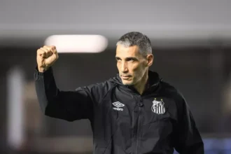 Vojvoda celebra vitória sobre o São Paulo, mira parte alta da tabela e quer reduzir ansiedade do ataque do Santos