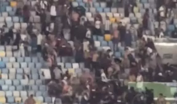 Confronto nas arquibancadas paralisa Fluminense x Lanús no Maracanã