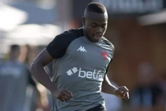 Andrés Gómez deve estrear como titular no ataque do Vasco contra o Bahia