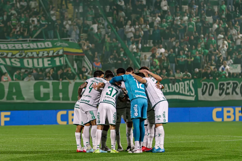 Chapecoense recebe o Avaí na Arena Condá em duelo direto pela Série B