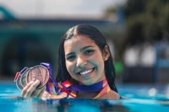 Pernambucana Carolina Oliveira conquista quatro medalhas na natação dos Jogos da Juventude 2025