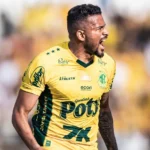 Reinaldo quebra recordes e mira triunfo sobre o Atlético-MG às vésperas de completar 36 anos