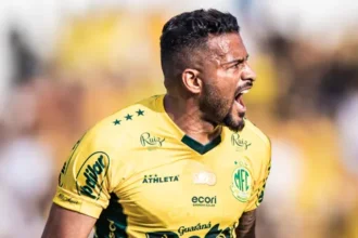Reinaldo quebra recordes e mira triunfo sobre o Atlético-MG às vésperas de completar 36 anos