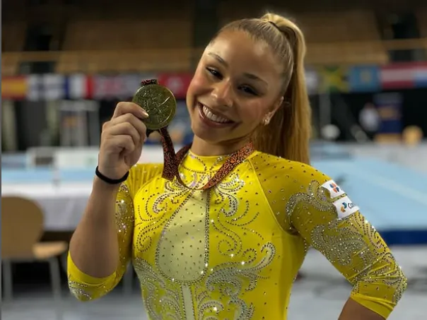 Flávia Saraiva fatura ouro na trave na etapa da Hungria da World Challenge Cup