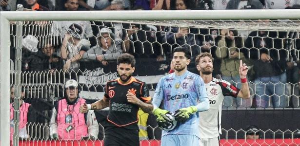 Rossi rememora defesa de cavadinha de De la Cruz após parar pênalti de Yuri Alberto