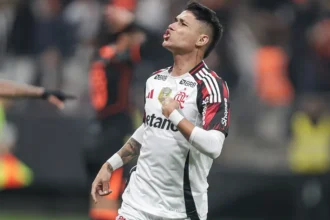 Flamengo vira sobre o Corinthians e amplia vantagem na ponta do Brasileirão
