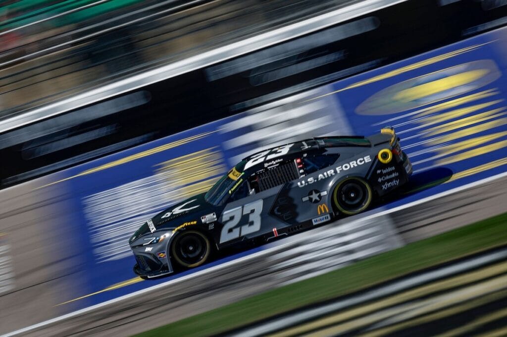 Bubba Wallace faz gesto obsceno para Denny Hamlin após incidente no Kansas