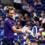 Medvedev supera Zverev pela quinta vez seguida e avança à semifinal em Pequim
